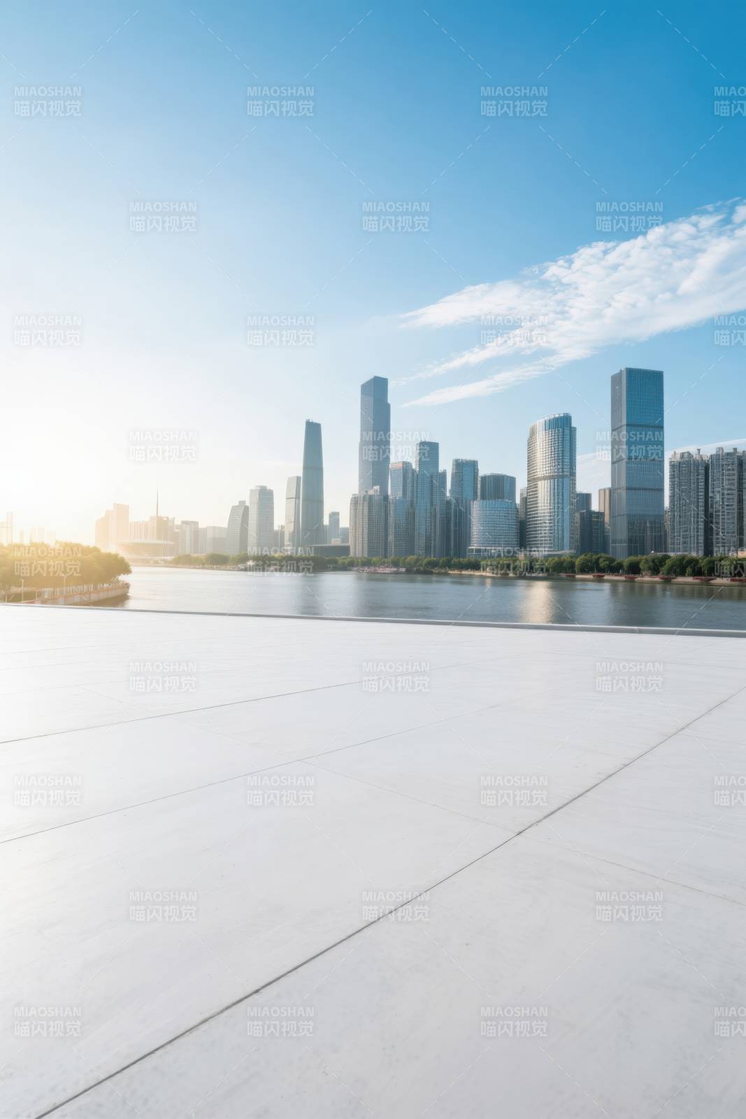 城市天际线与河流风光图片