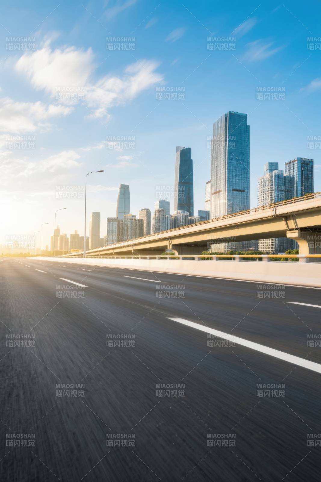 城市高架桥阳光下的公路图片