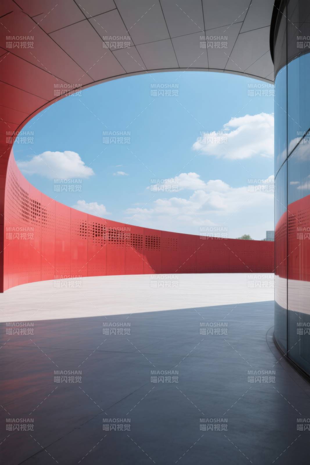 红色弧形建筑与蓝天图片