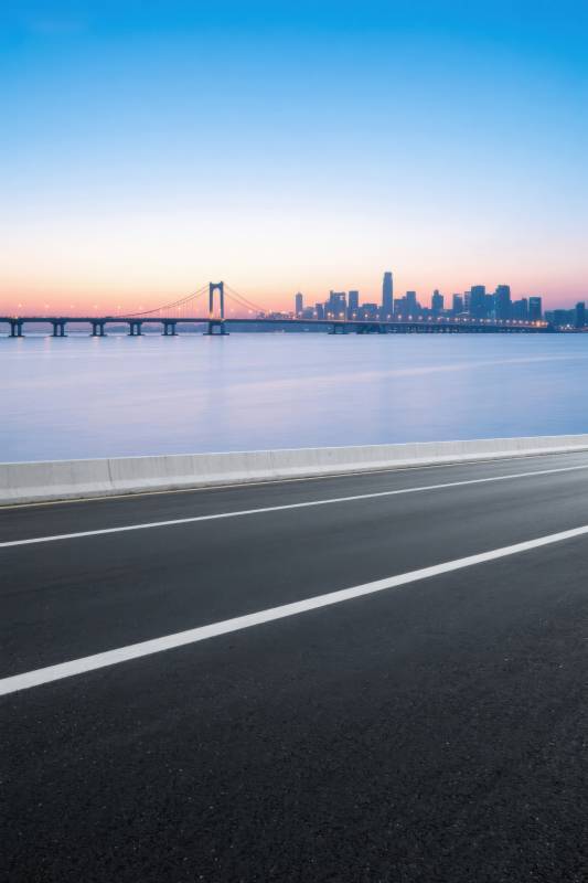 城市天际线与桥梁日出图片