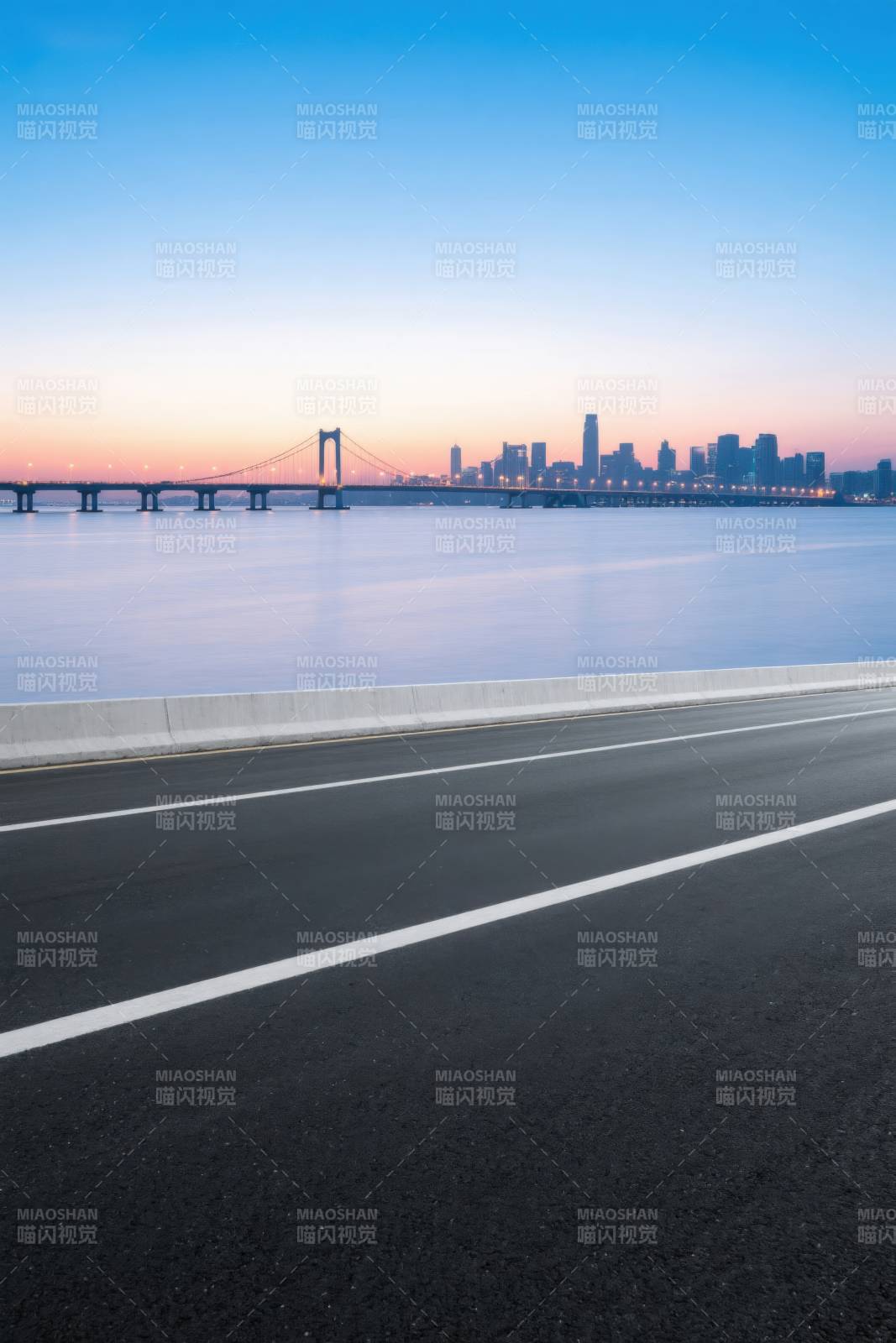 城市天际线与桥梁日出图片