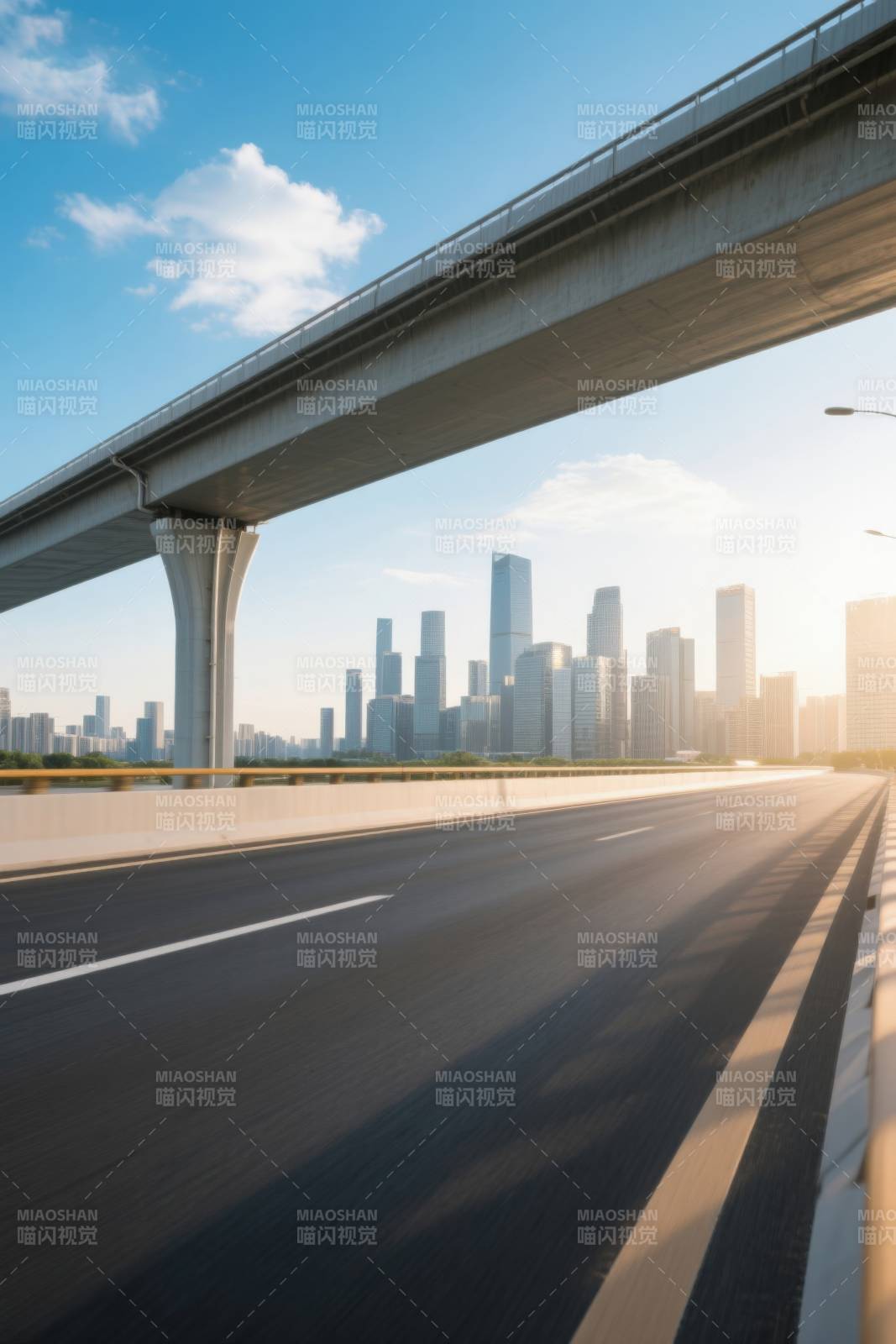 城市高架桥与天际线图片