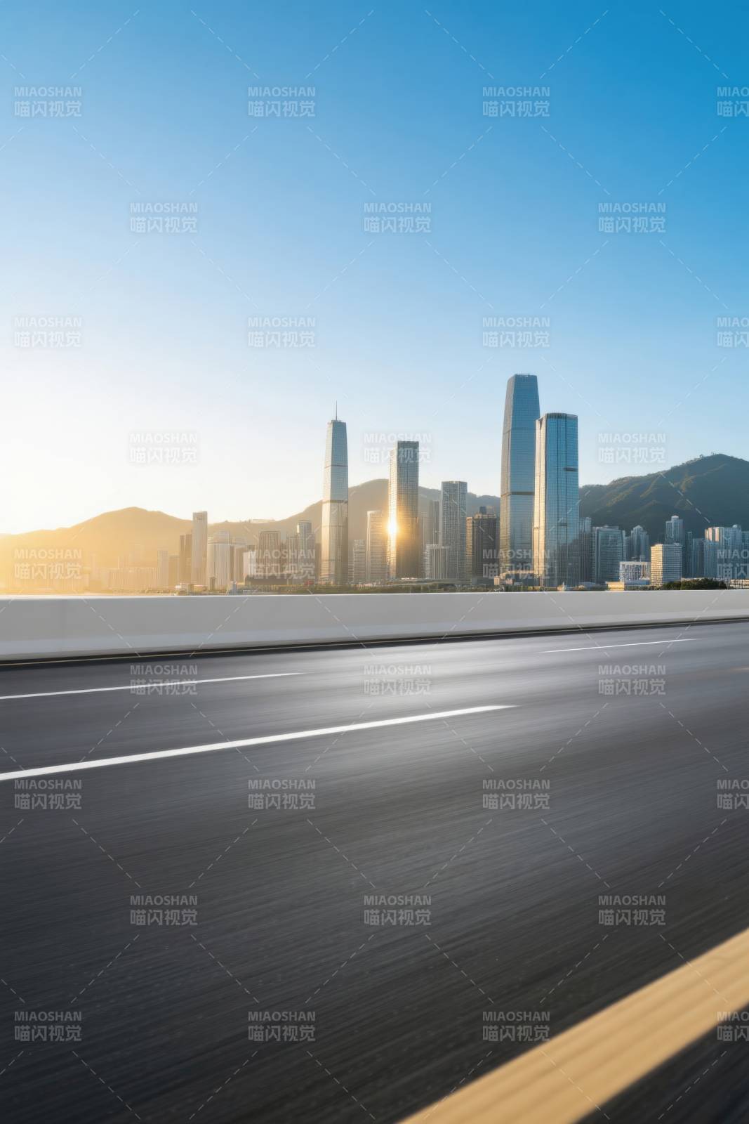 城市天际线与公路图片