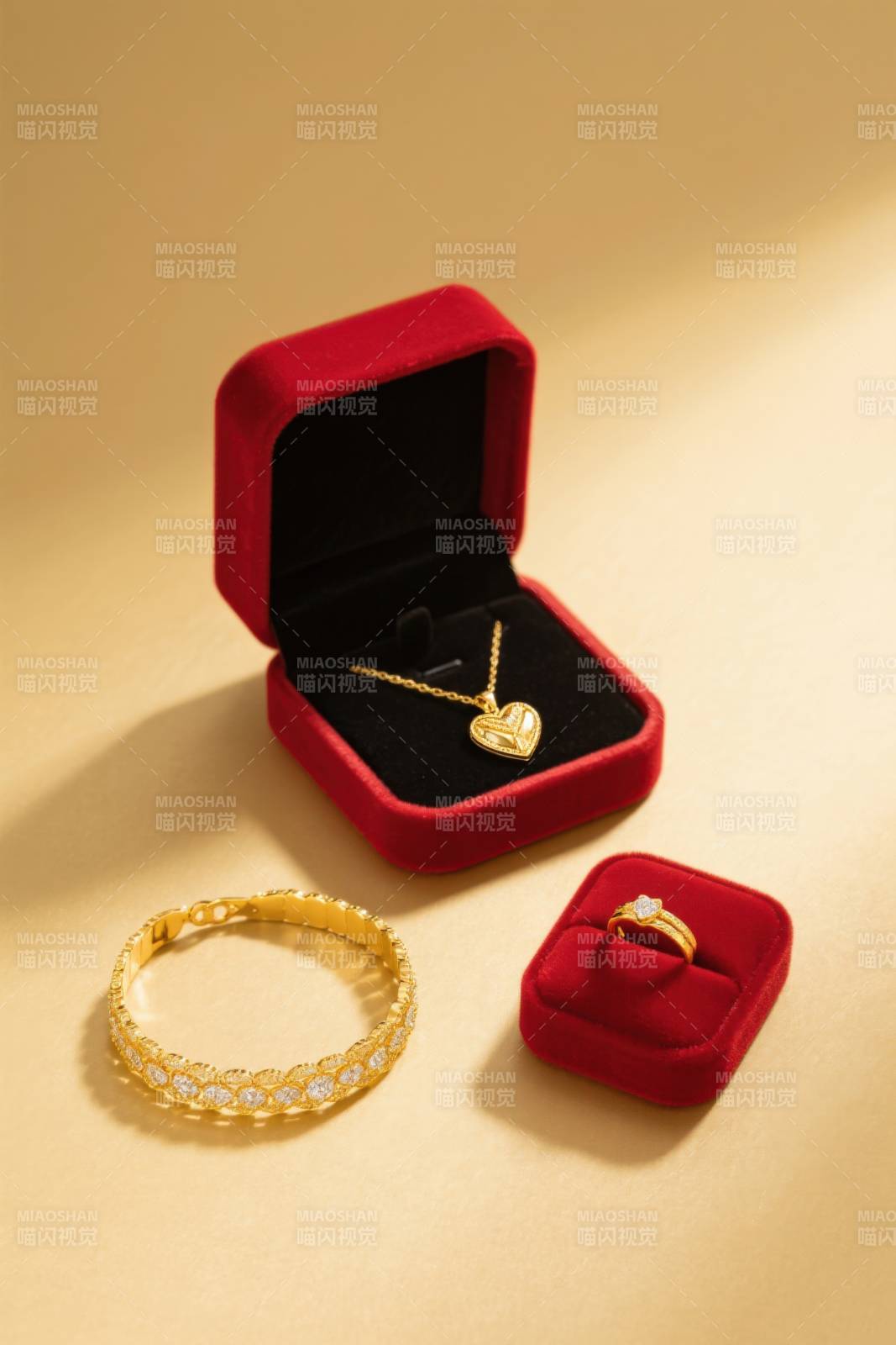 金色珠宝首饰展示图片