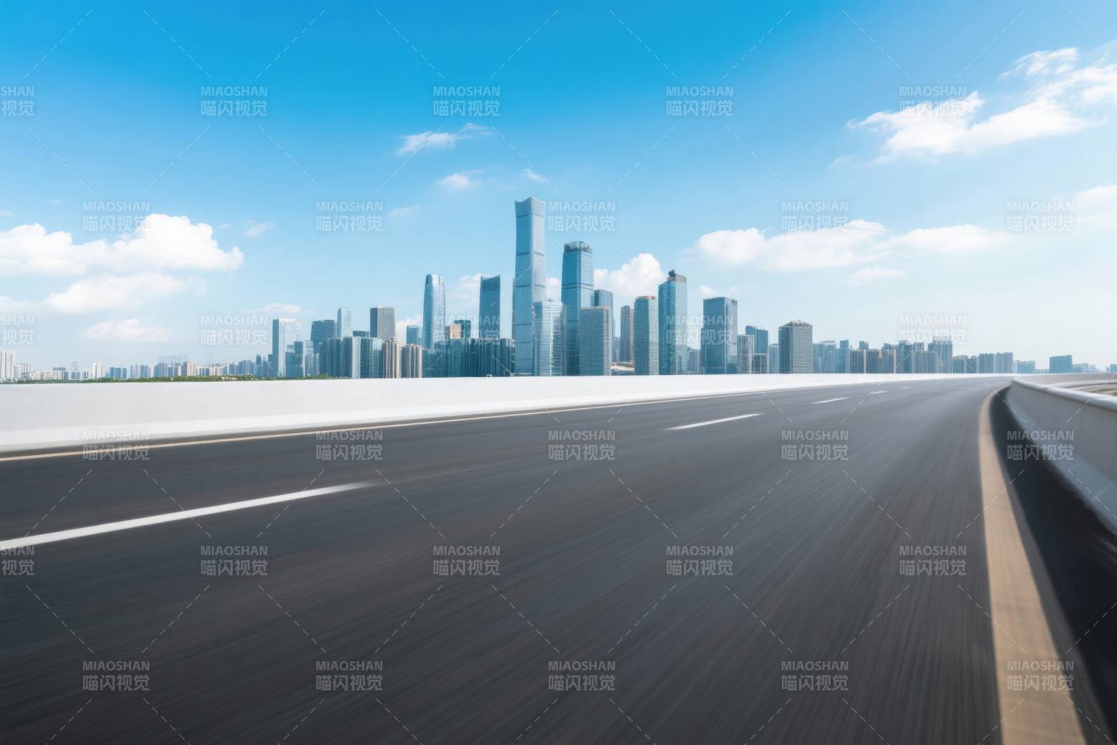 城市天际线与高速公路图片