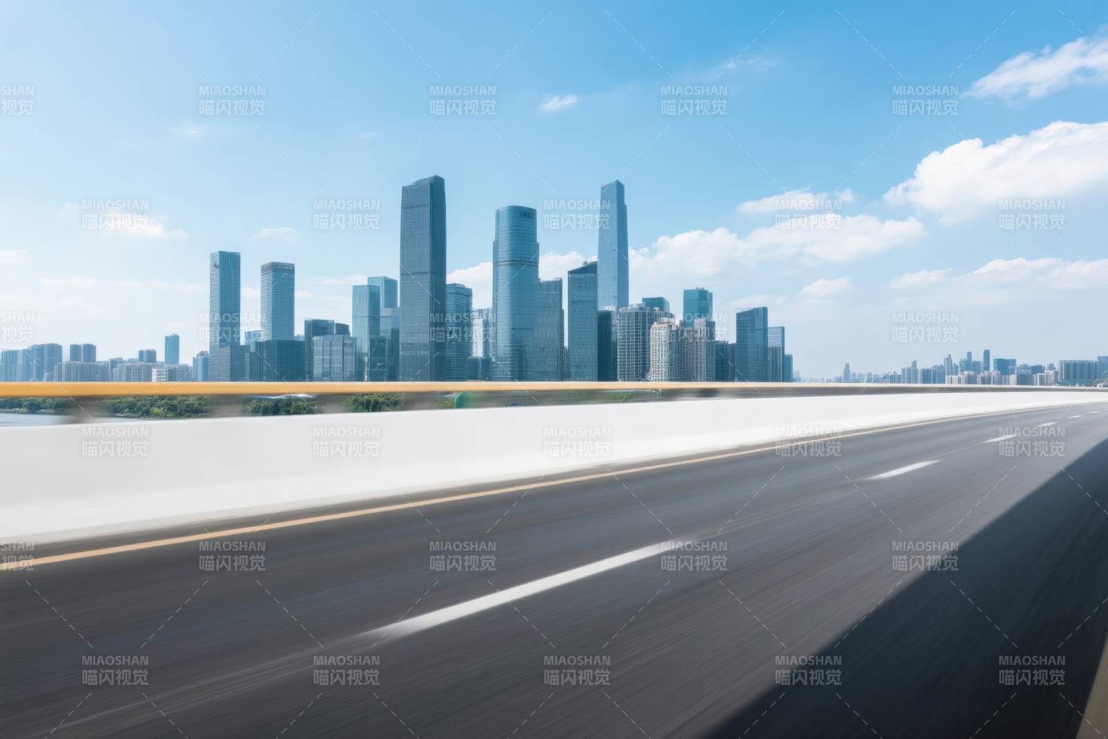 城市天际线与快速道路图片