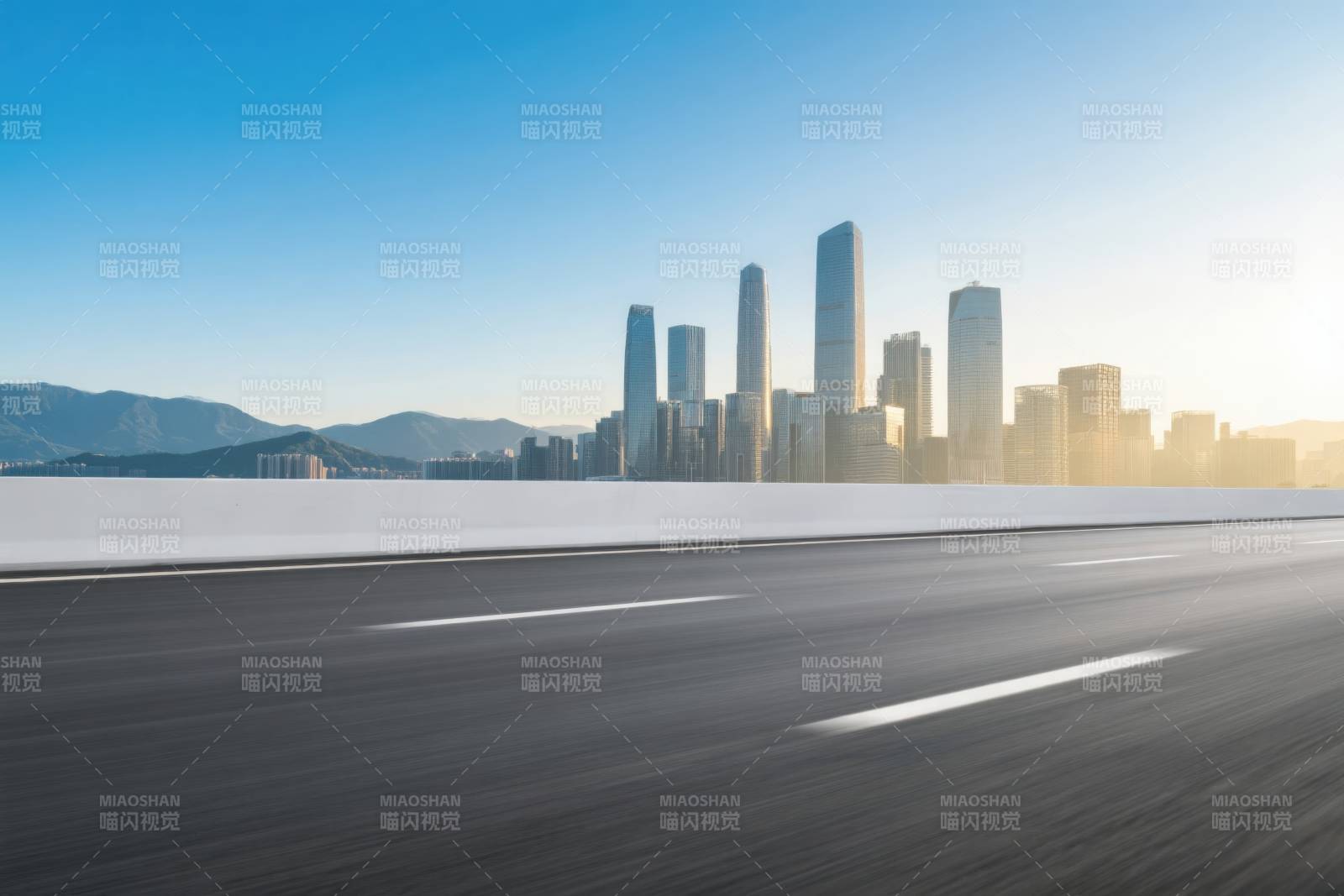 城市天际线与高速公路图片