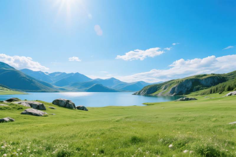 阳光下的湖泊与青山图片