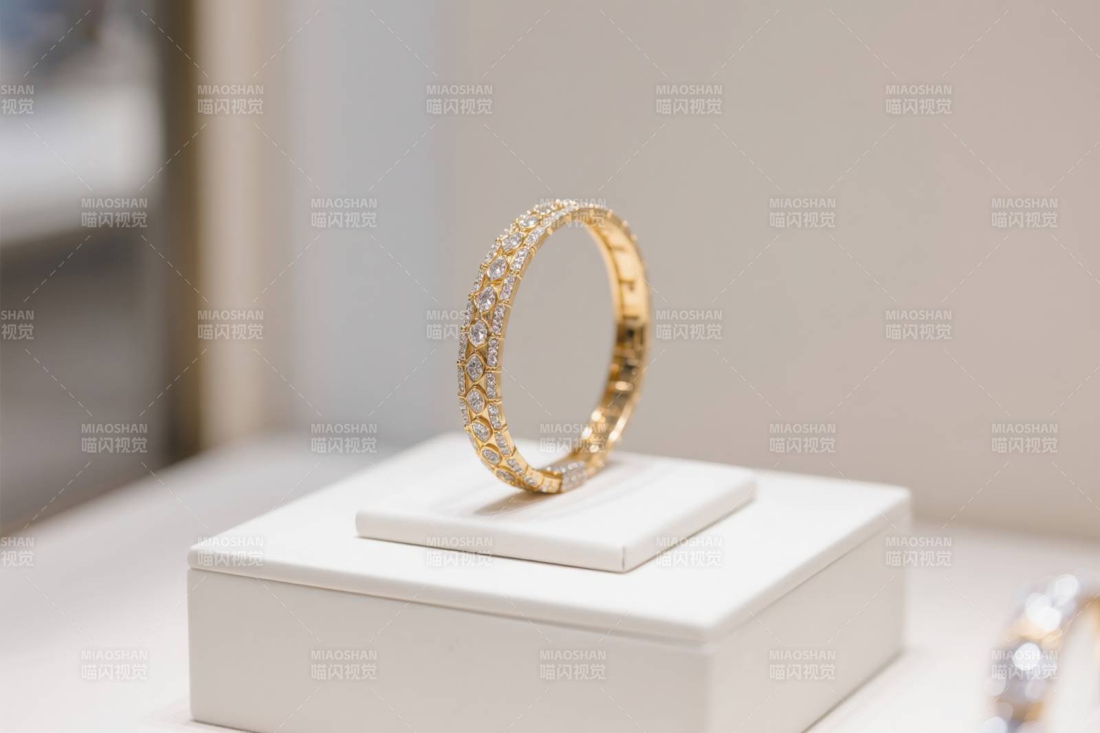 金色手镯展示高级珠宝图片