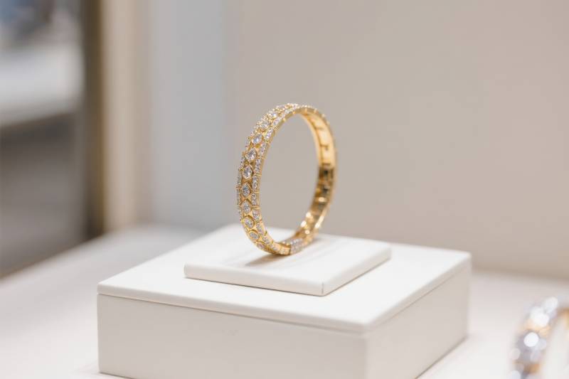 金色手镯展示高级珠宝图片