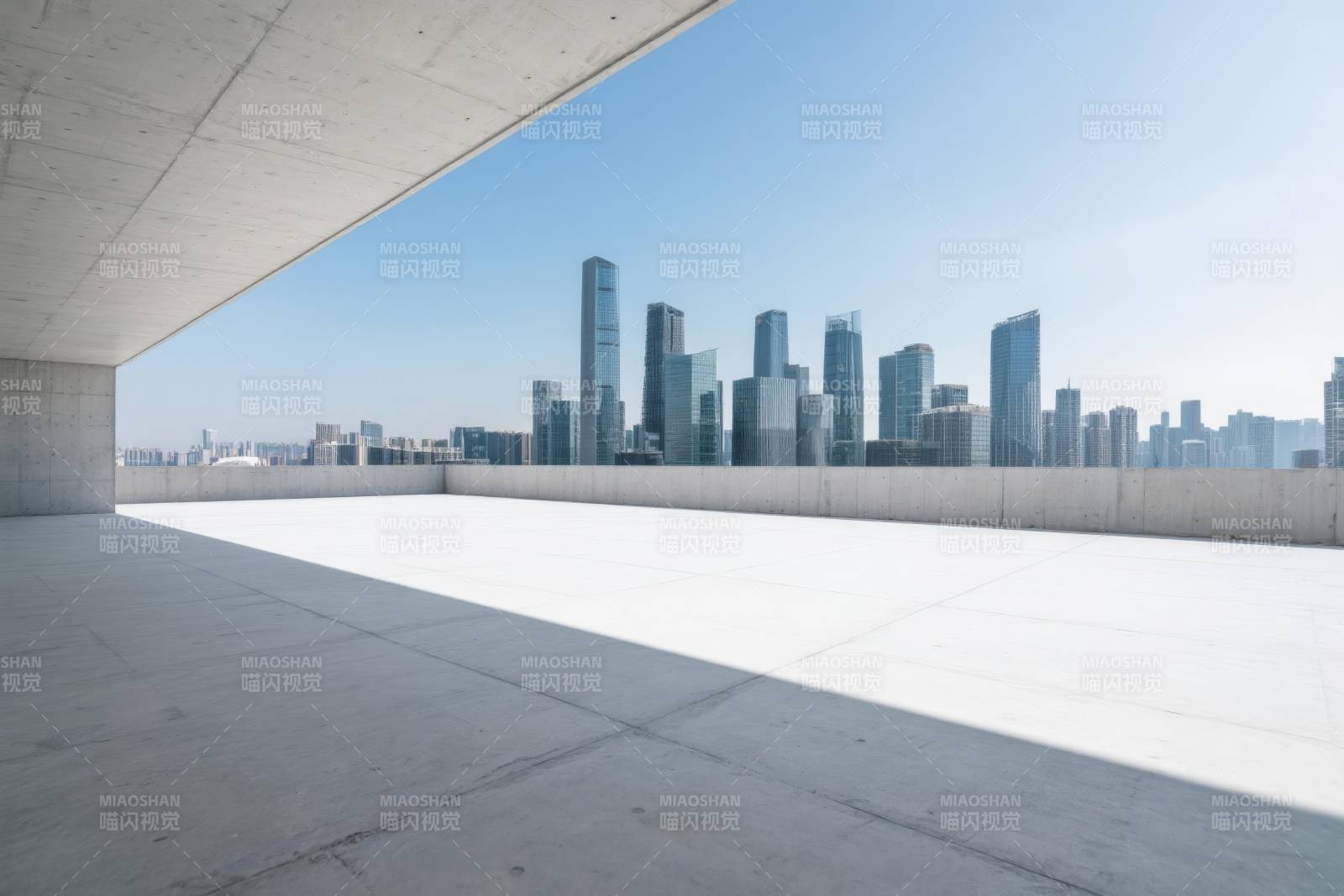 城市天际线与混凝土平台图片