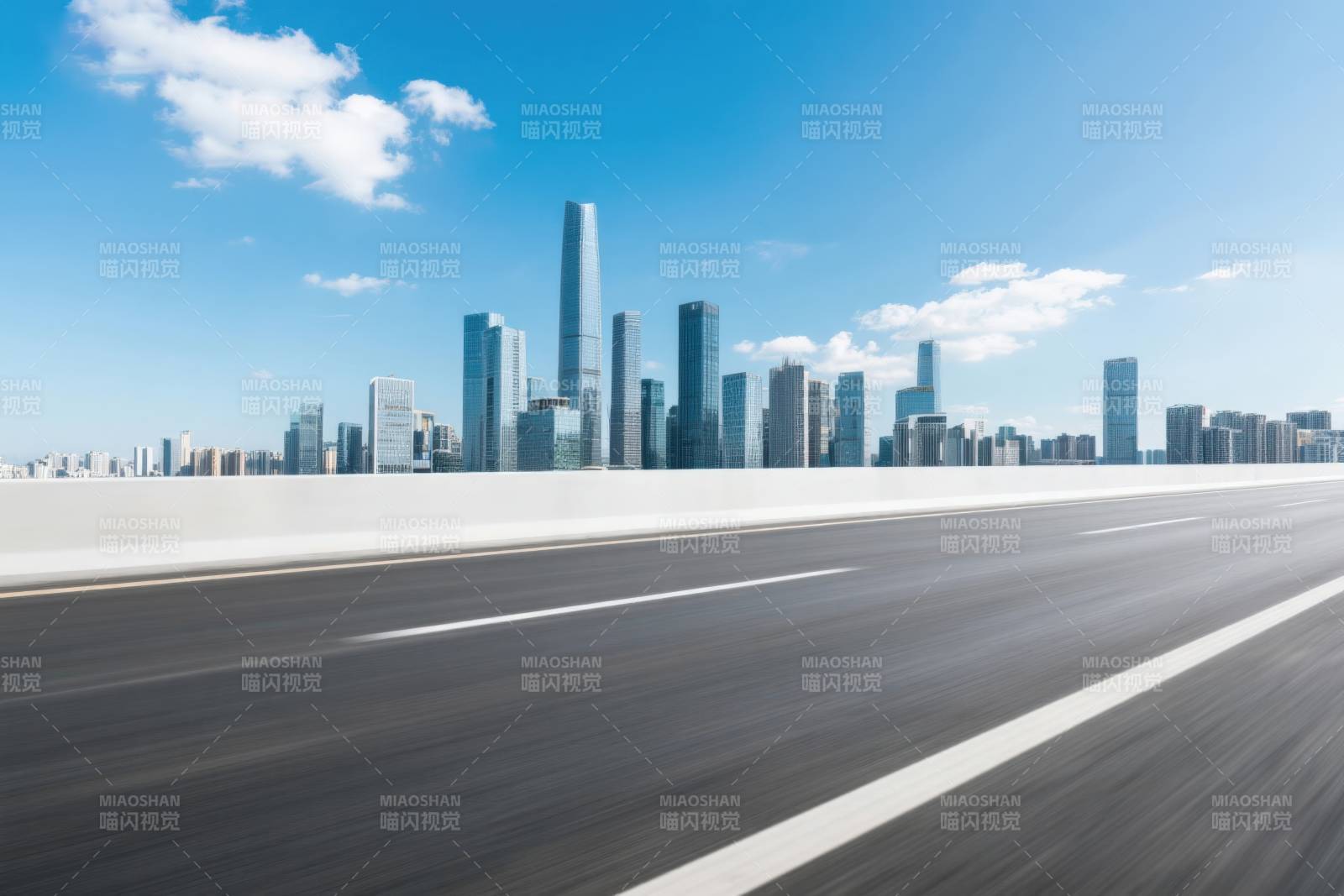 城市天际线与高速公路图片