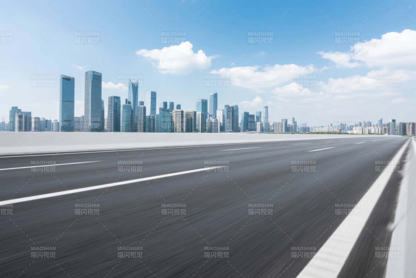 城市天际线与高速公路图片