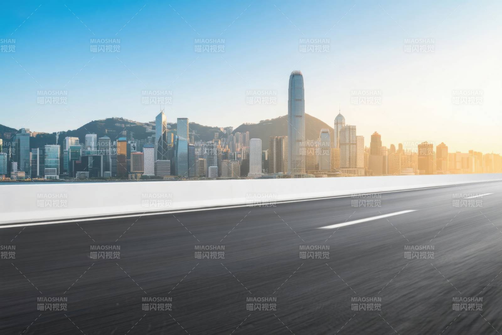 城市天际线与公路图片