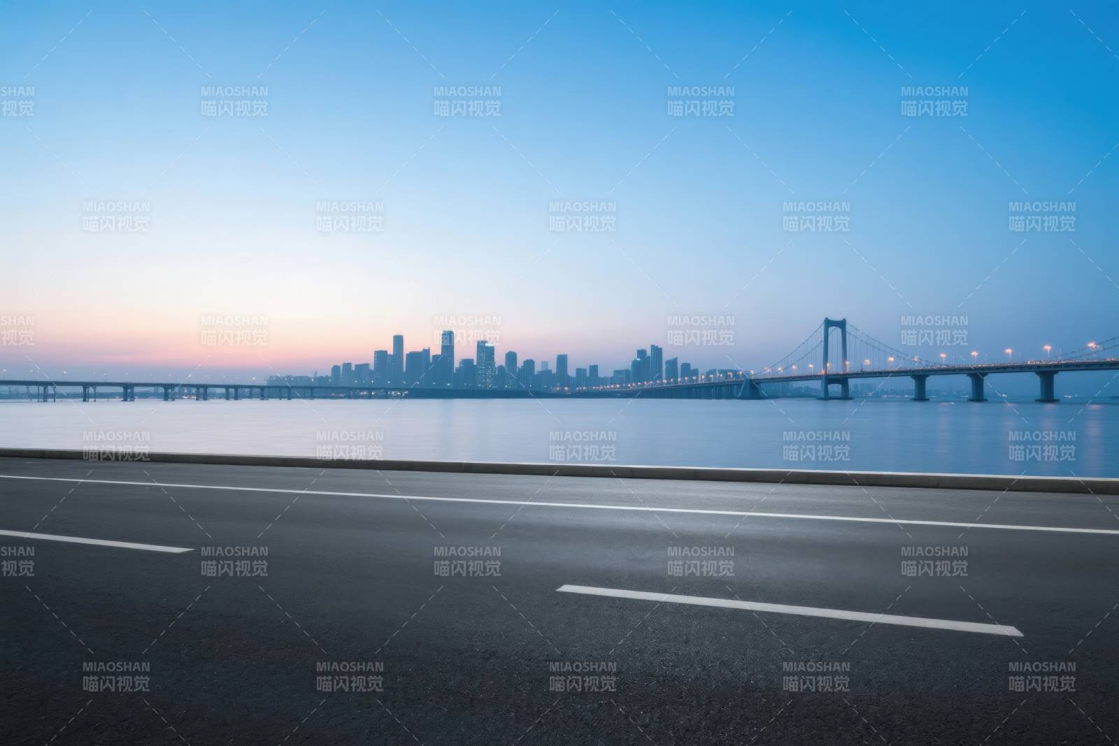 城市天际线与桥梁夜景图片