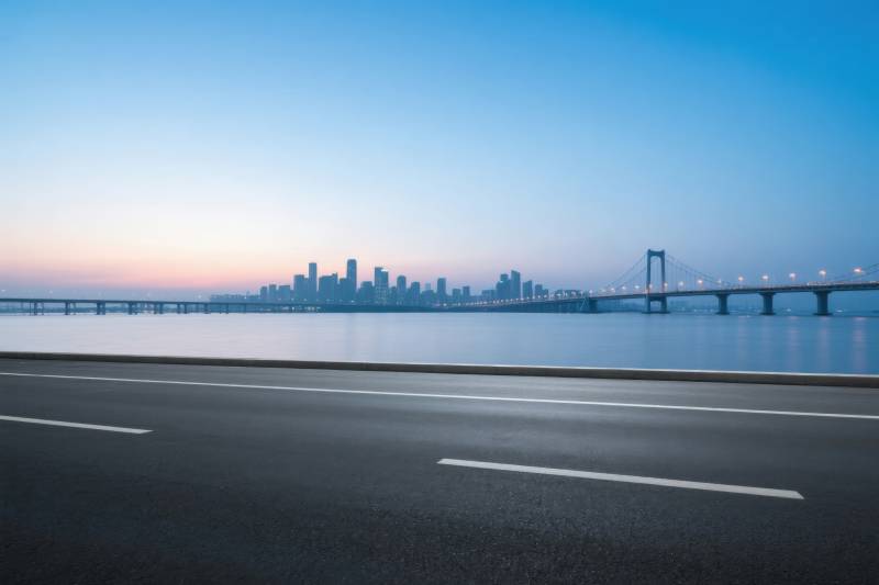 城市天际线与桥梁夜景图片