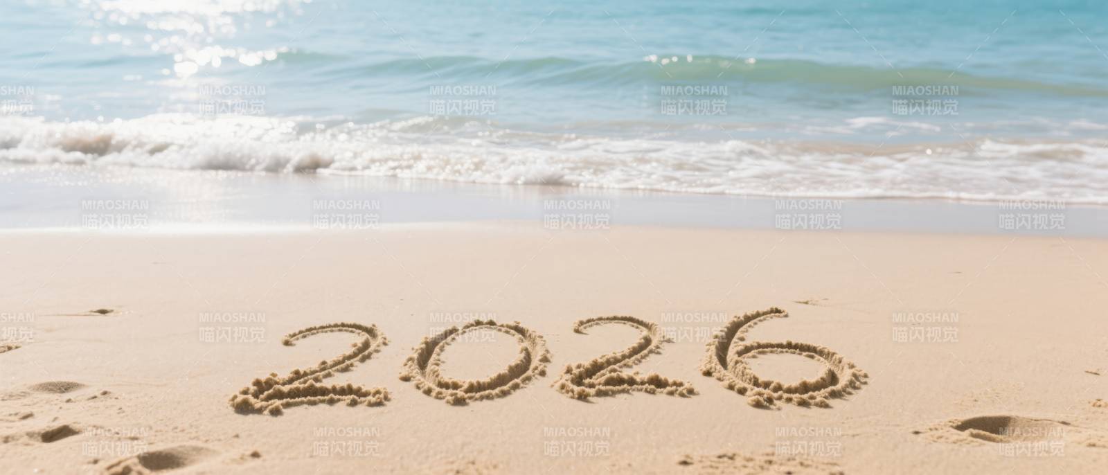 沙滩上的2026年字样图片