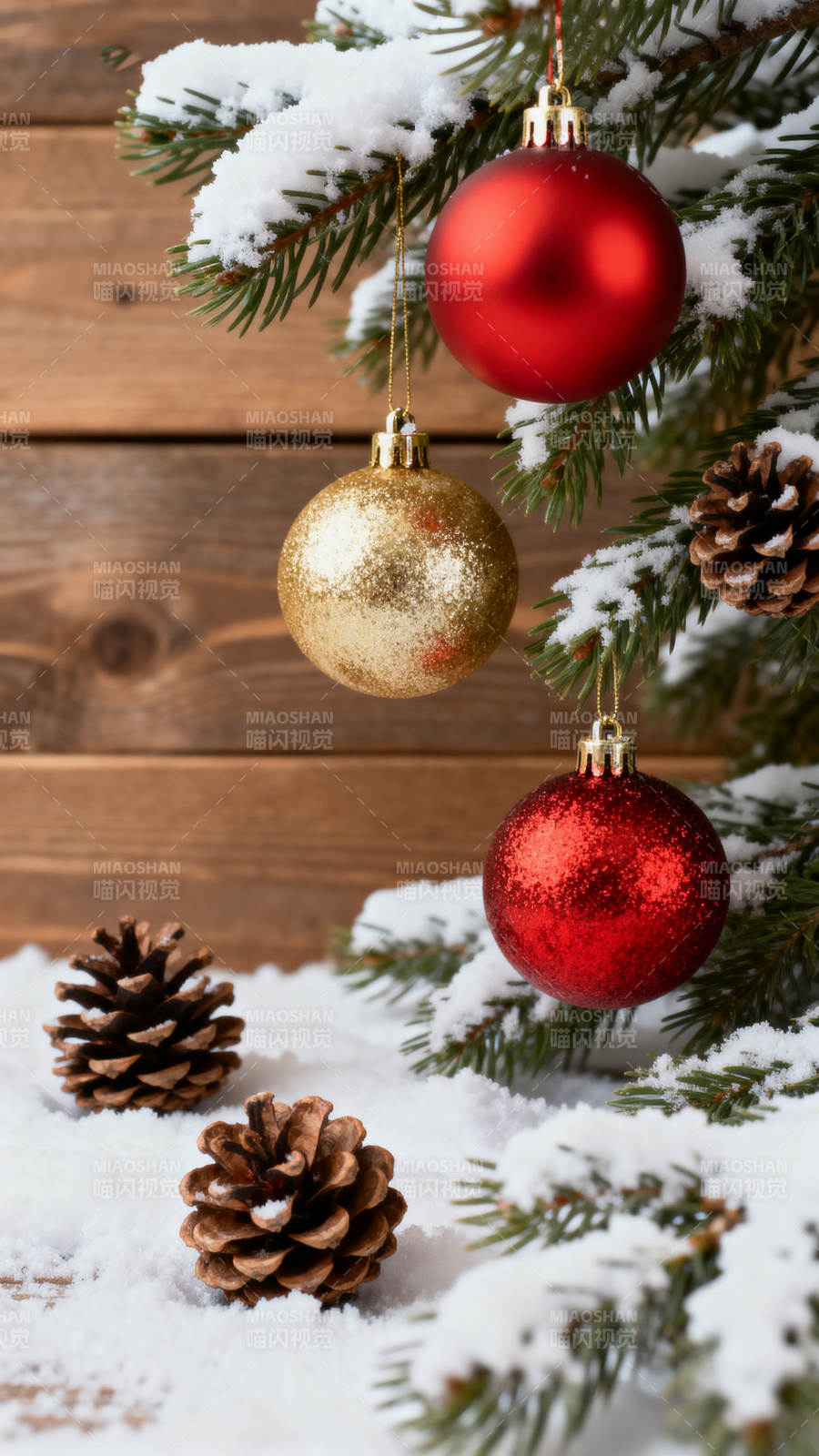 雪中圣诞树装饰节日氛围图片