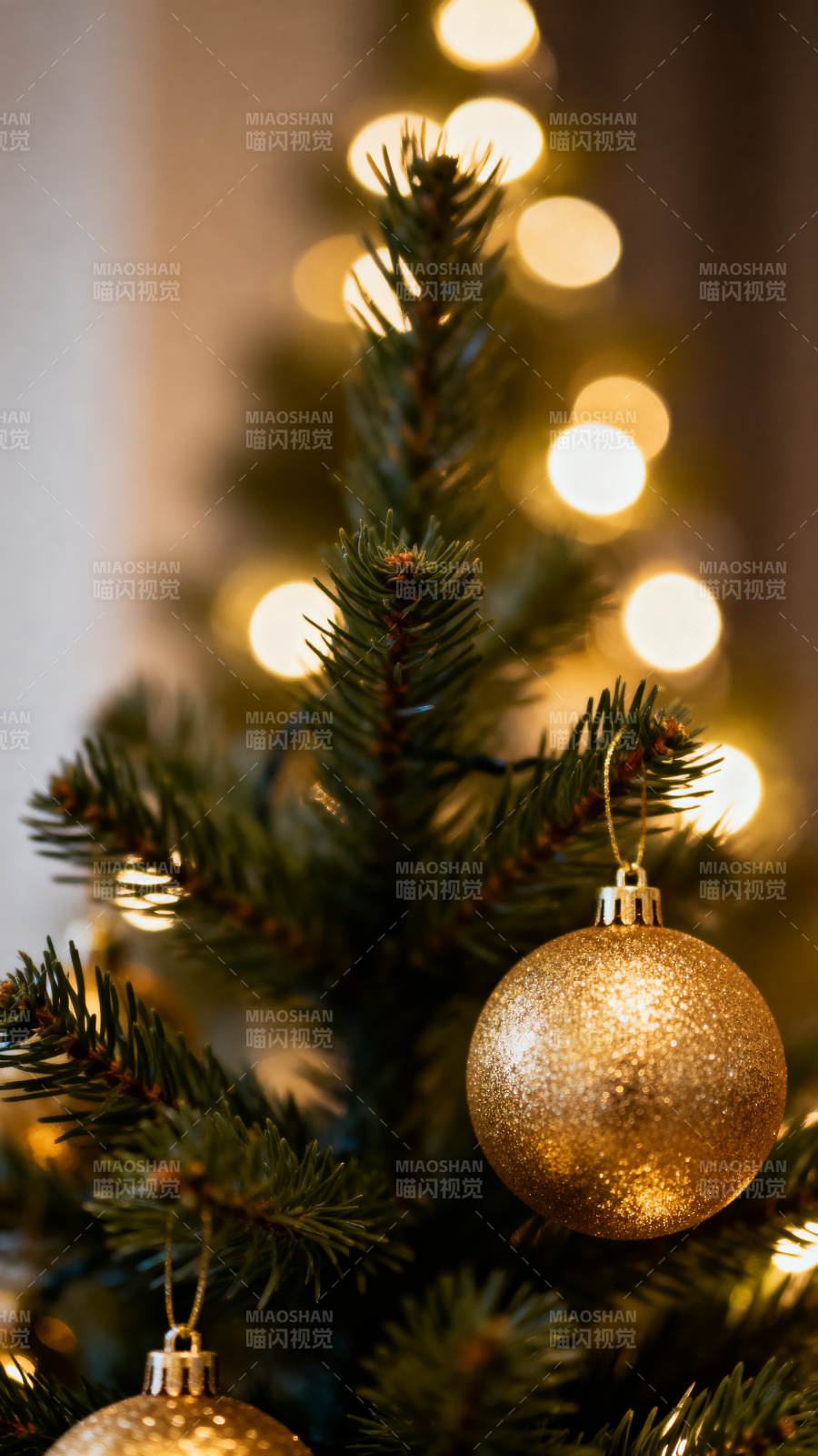 金色圣诞球装饰圣诞树图片