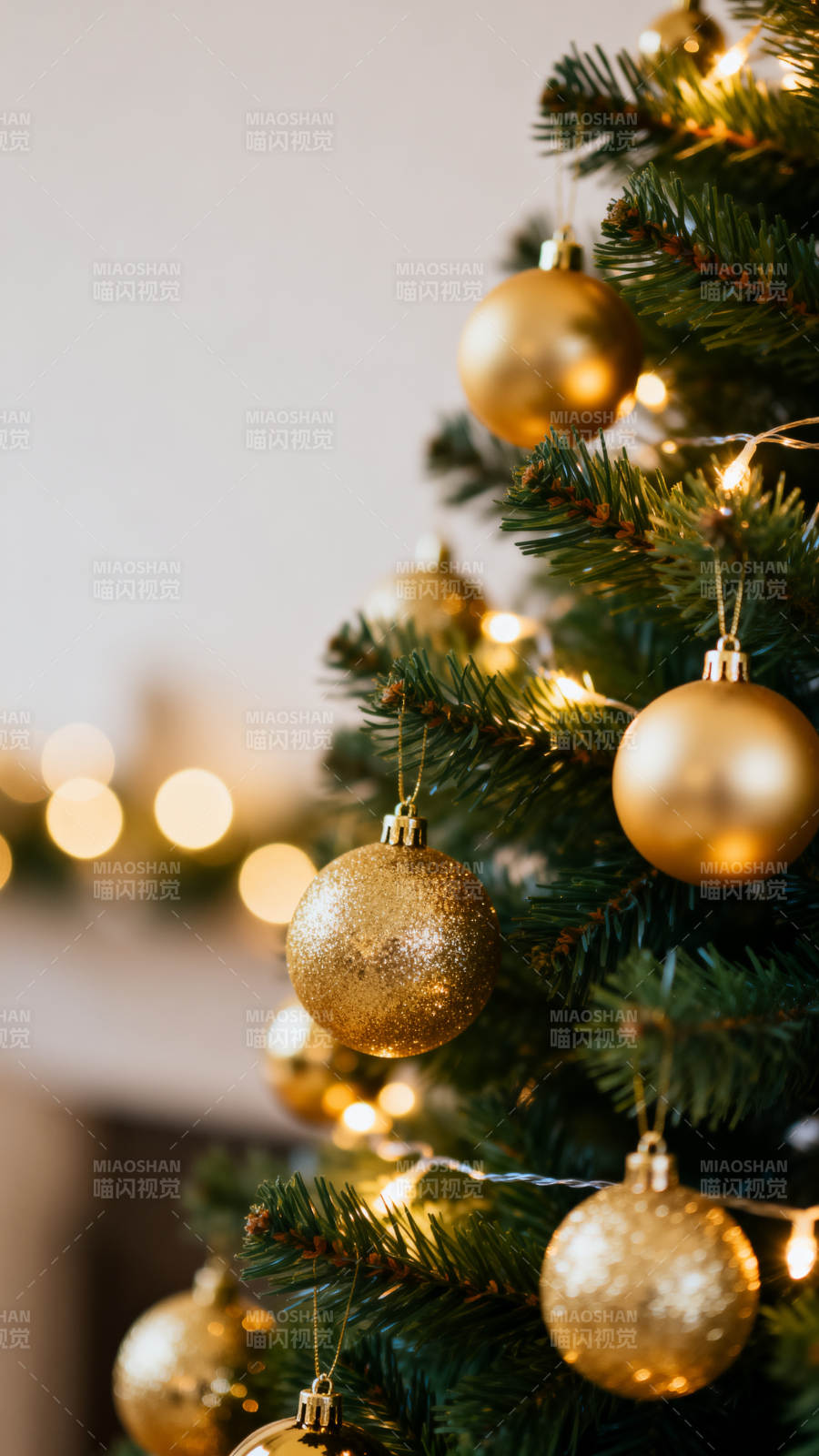 金色圣诞球装饰圣诞树图片
