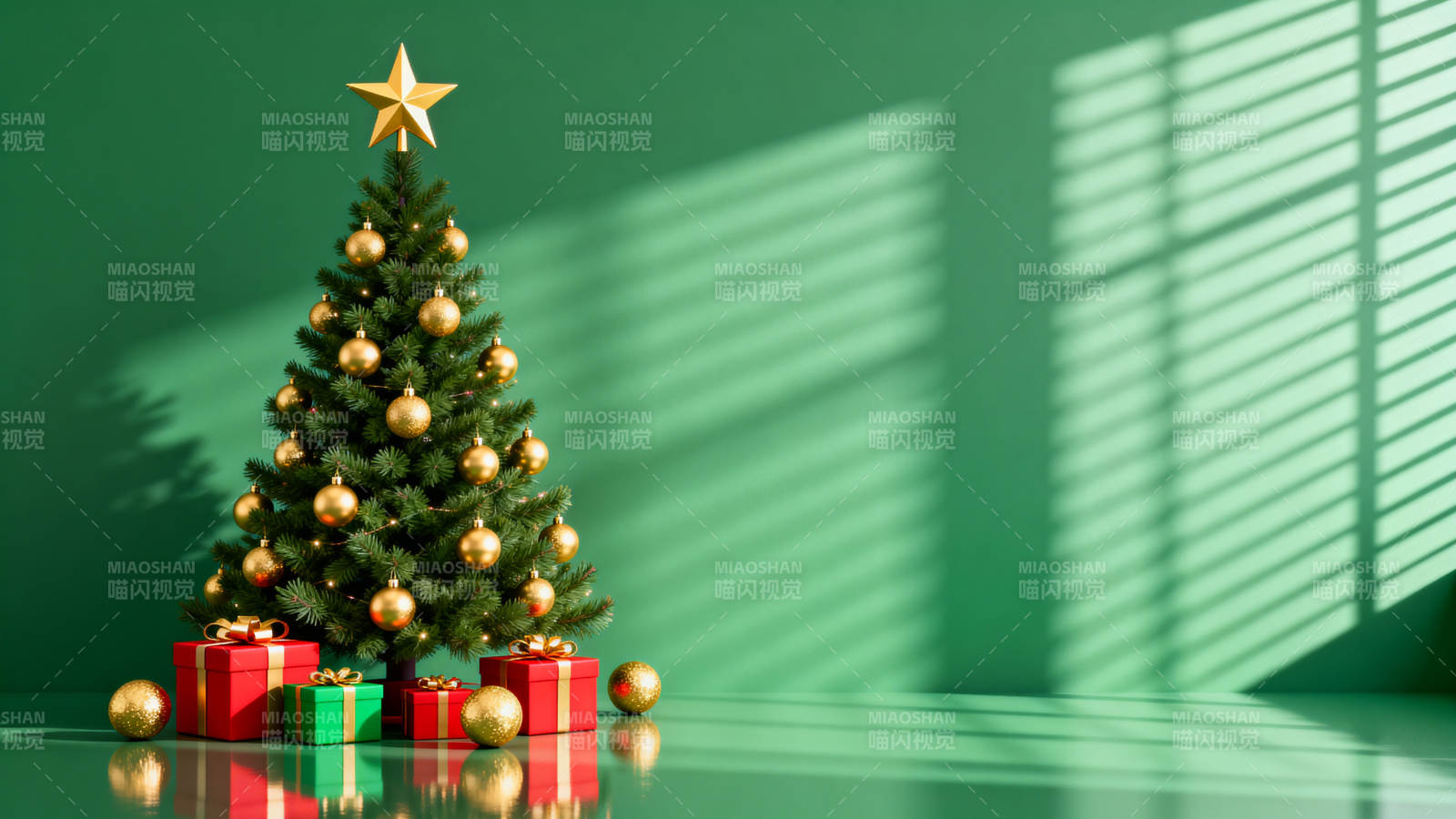 绿色背景下的圣诞树与礼物图片
