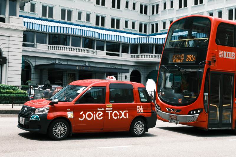 香港红色的士与双层巴士图片