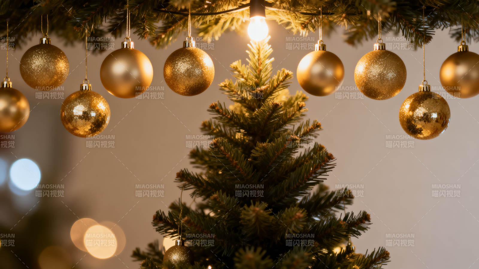 金色圣诞球装饰圣诞树图片