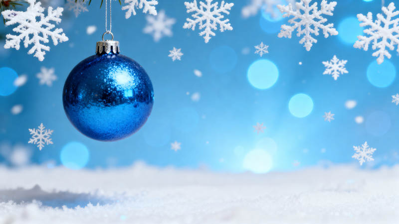 蓝色圣诞球与雪花装饰图片