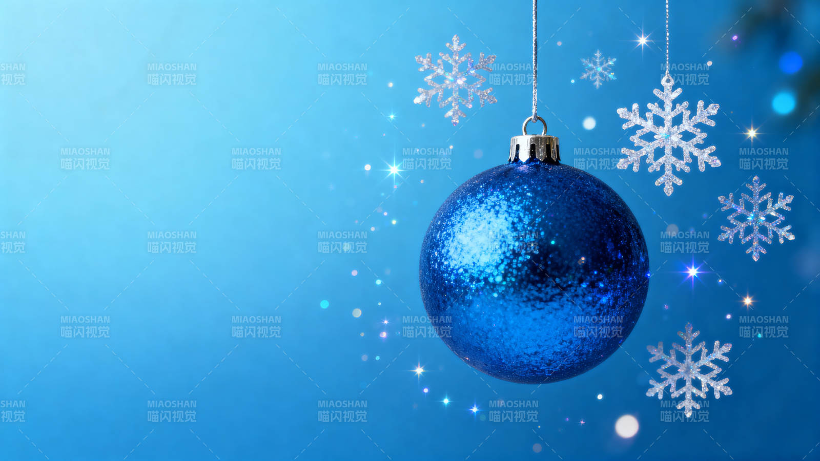 蓝色圣诞球与雪花装饰图片