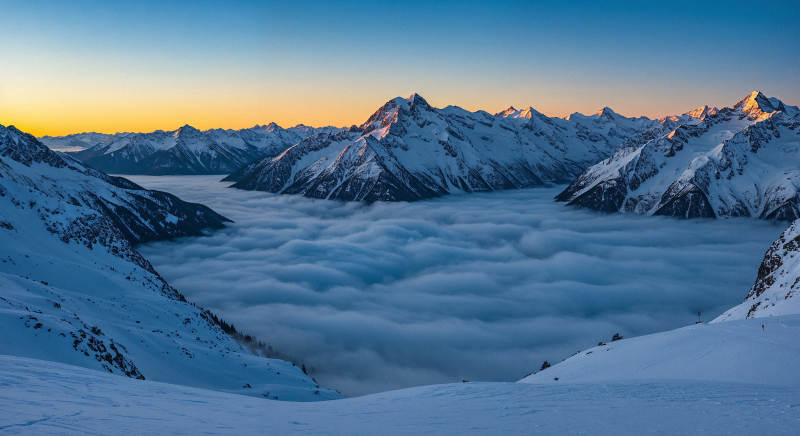 雪山云海日出图片