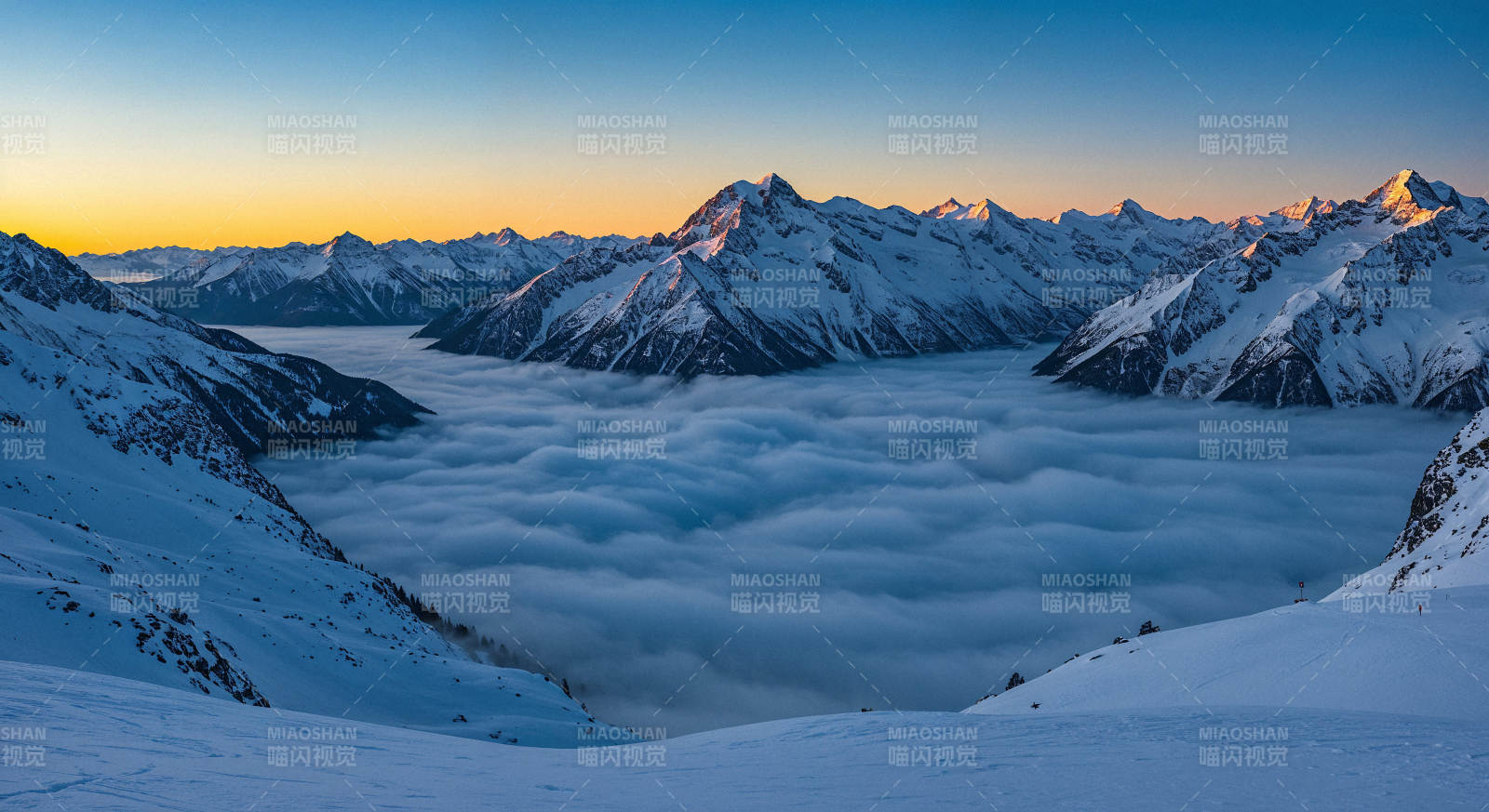 雪山云海日出图片
