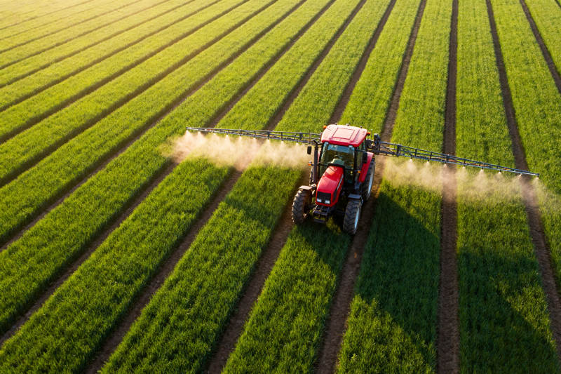 拖拉机田间喷洒作业图片