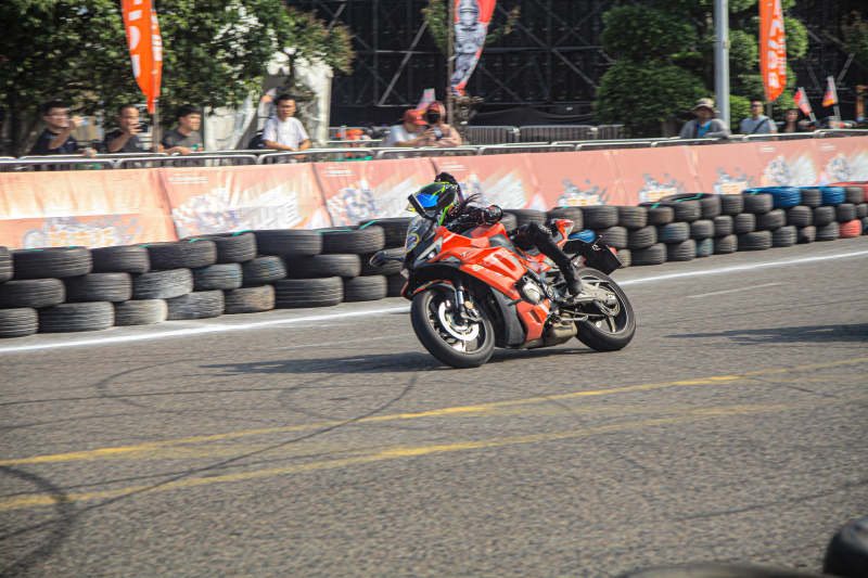 赛车手疾驰赛道图片