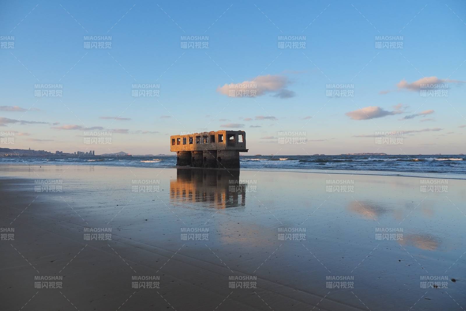 烟台海滩上的废弃混泥土建筑图片