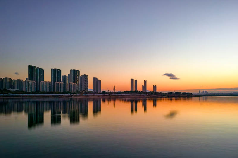 厦门城市日出倒影图片