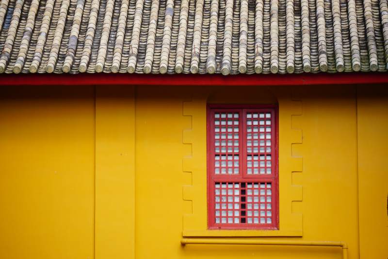 云南昆明陆军讲武堂黄墙红窗古屋图片