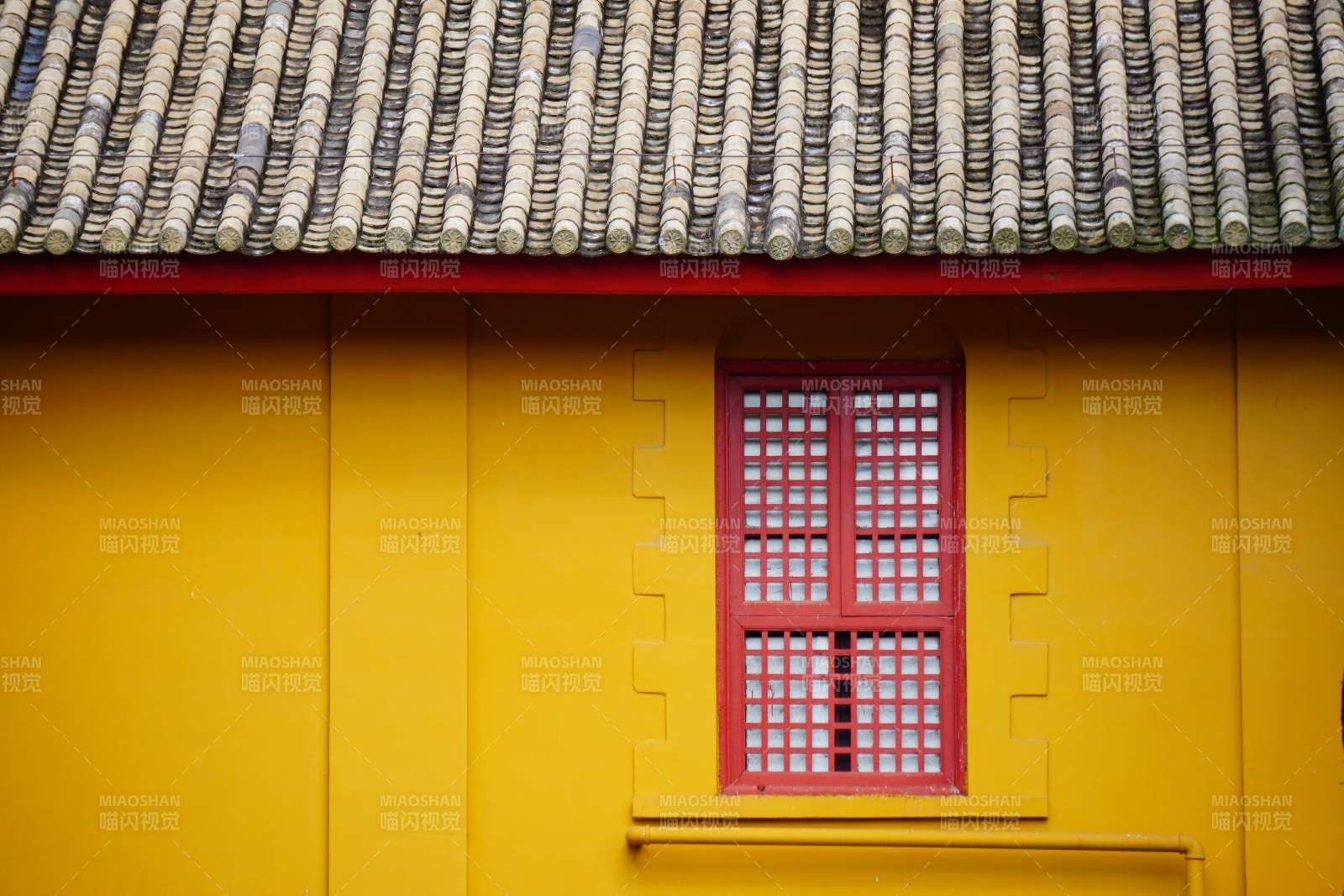 云南昆明陆军讲武堂黄墙红窗古屋图片