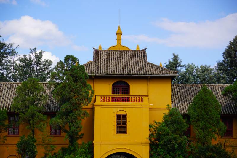 云南昆明陆军讲武堂黄墙映蓝天图片