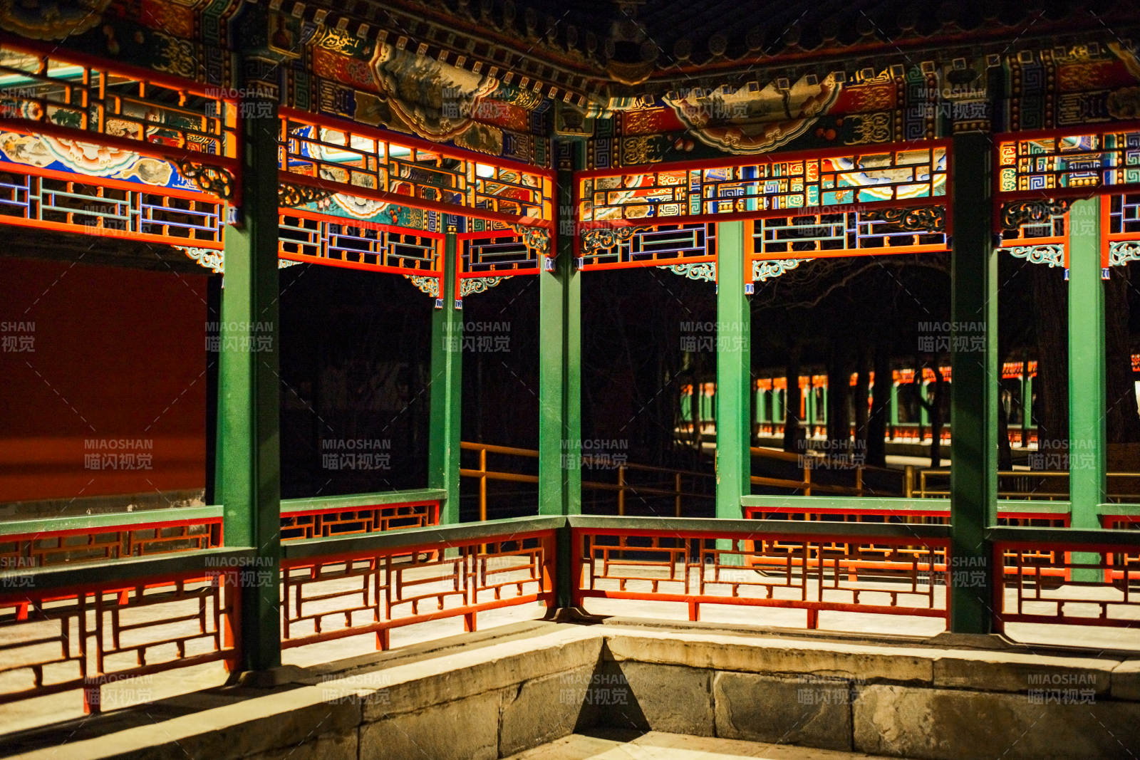 颐和园长廊古色古香的亭台楼阁图片