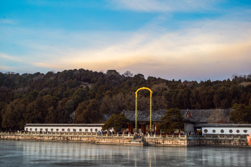 颐和园昆明湖湖畔古建筑风光图片