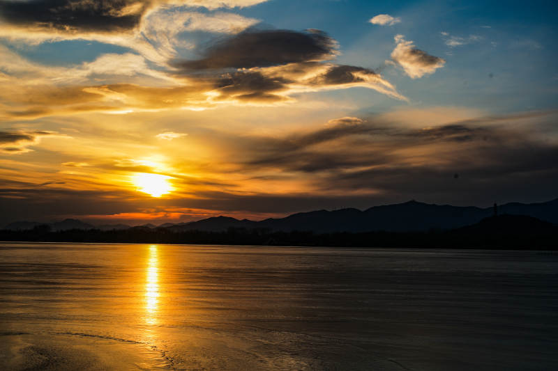颐和园昆明湖夕阳映湖光图片