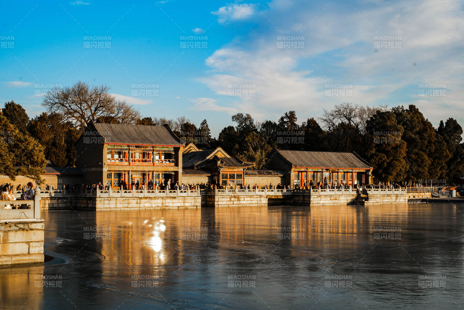 颐和园湖畔古建筑倒影图片