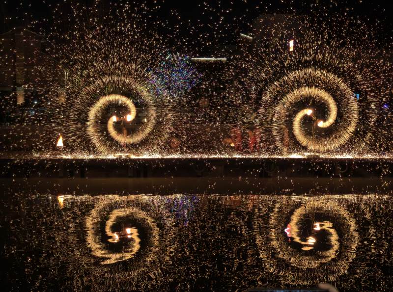 浙江嘉兴非遗打铁花民俗表演图片