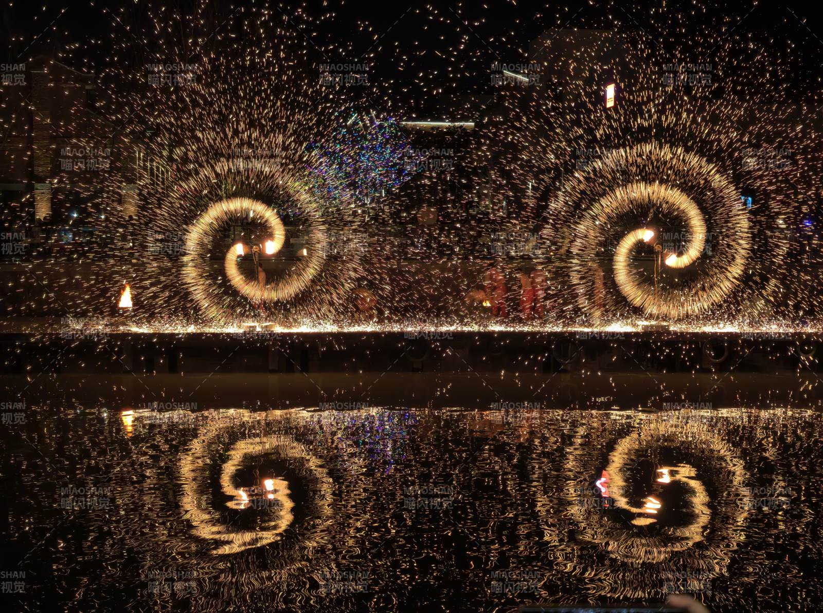 浙江嘉兴非遗打铁花民俗表演图片