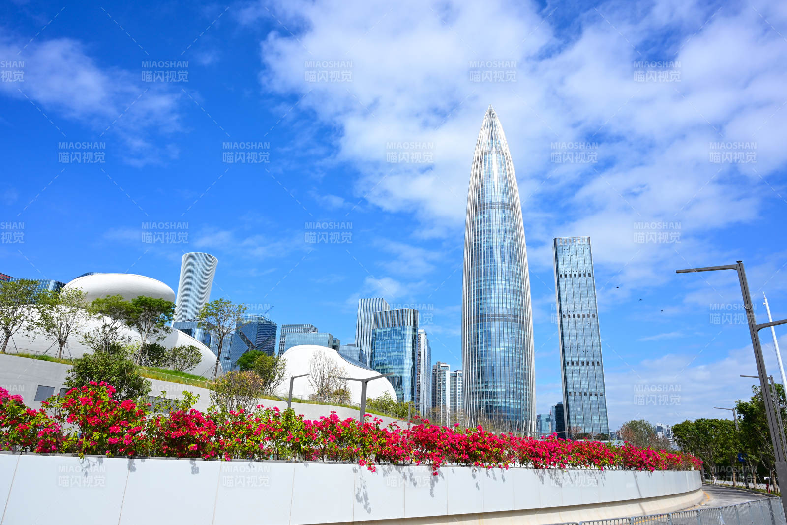 蓝天白云下的深圳现代建筑春笋大厦城市风光图片