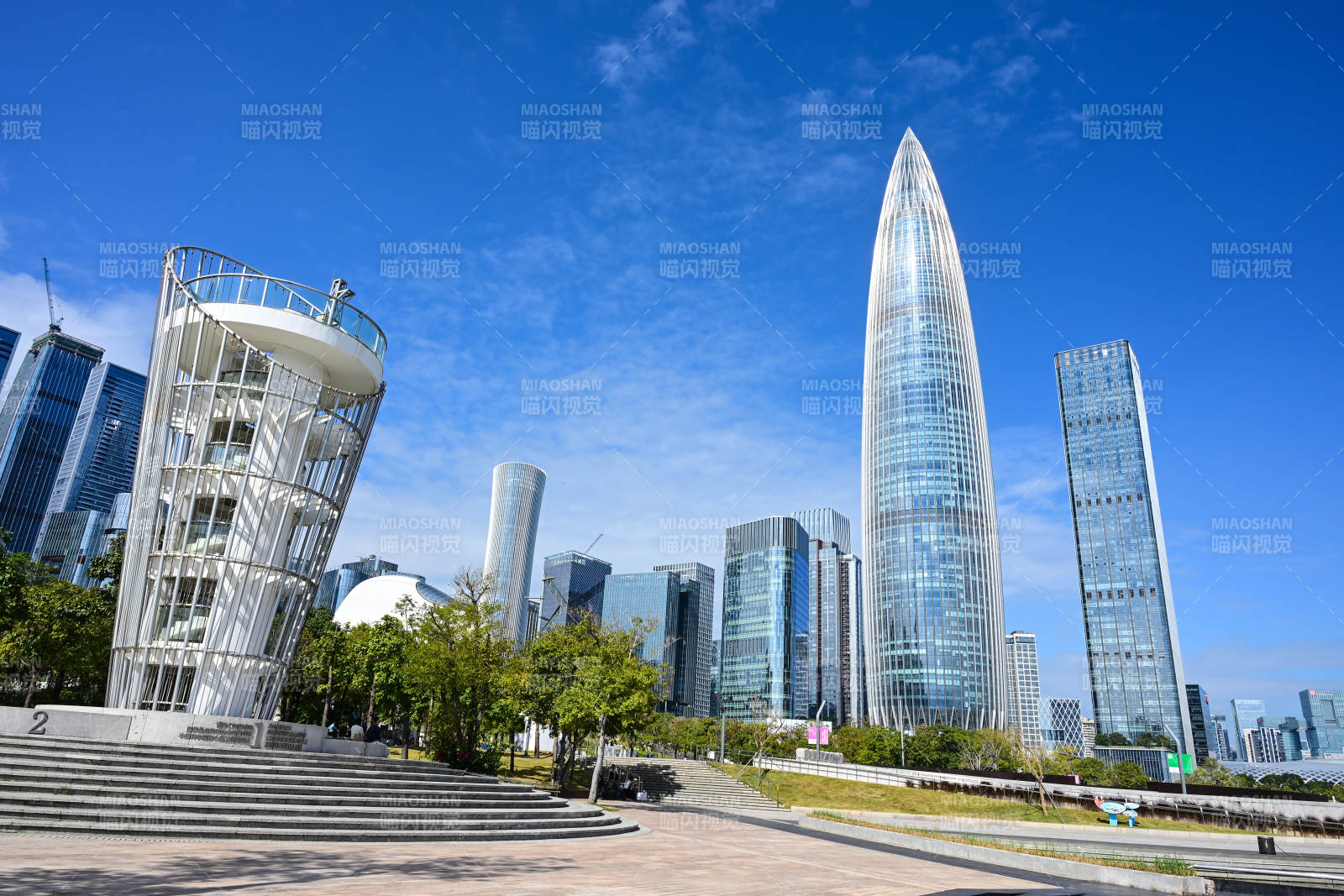 蓝天白云下的深圳现代建筑春笋大厦城市风光图片