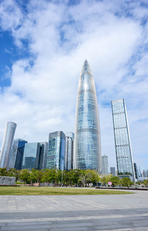 蓝天白云下的深圳现代建筑春笋大厦城市风光图片