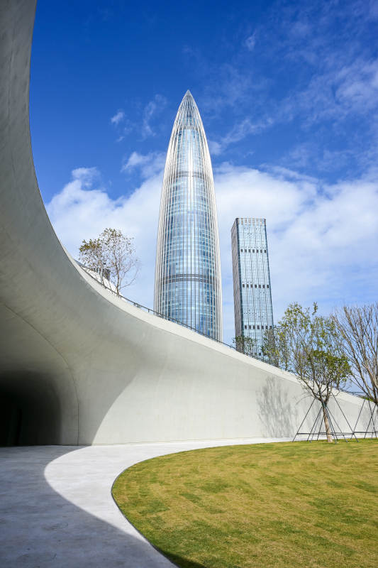 深圳文化广场城市地标建筑仰拍视角美景图片