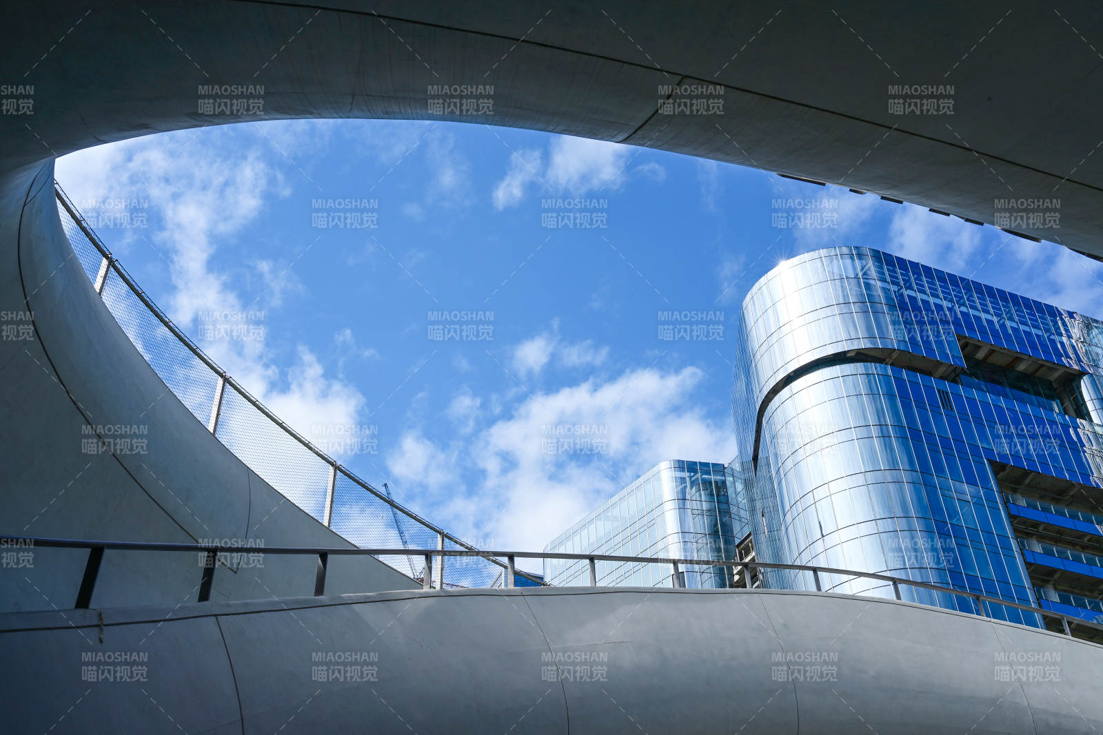 深圳文化广场城市地标建筑仰拍视角美景图片