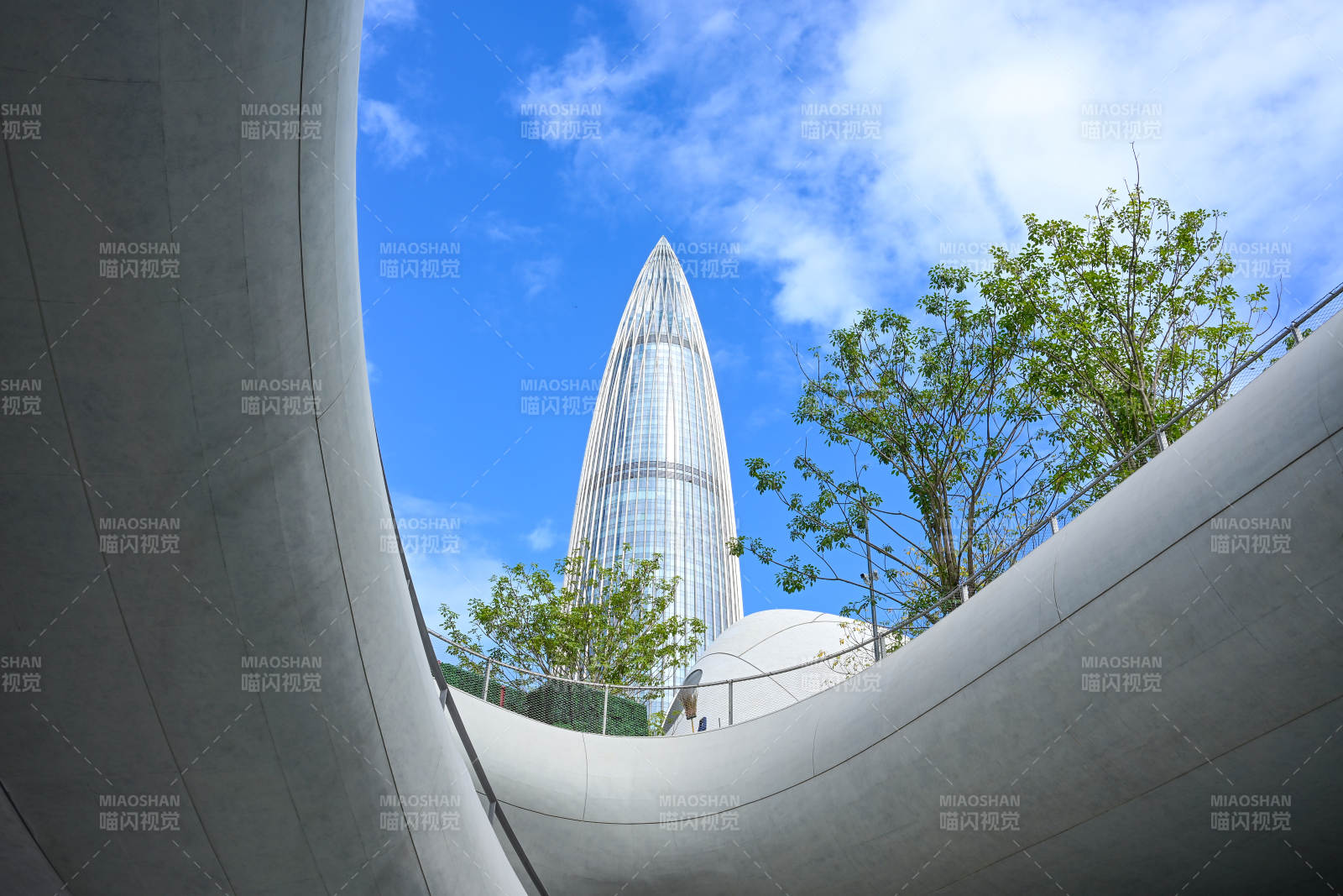 深圳文化广场城市地标建筑仰拍视角美景图片